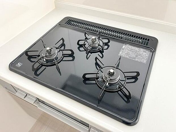 【【三口コンロ】】奥さま目線で考え、調理に重宝する三口コンロをシステムキッチンに採用、ワイドな洗い場も設けも野菜や食器を洗うのを便利にしました。