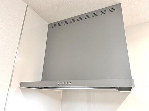 【【レンジフード】】調理の際に発生する汚れた空気(二酸化炭素、油煙、水蒸気、ニオイなど)を、ダクトを通して屋外に排出しています。
