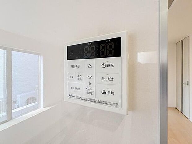 【【オートバス】】パネルからワンタッチで自動的にお湯張りができる設備。お風呂のお湯がたまったかどうかいちいち浴室へ確認に行かずにすみ、うっかりお湯を溢れさせてしまうこともなくなります。