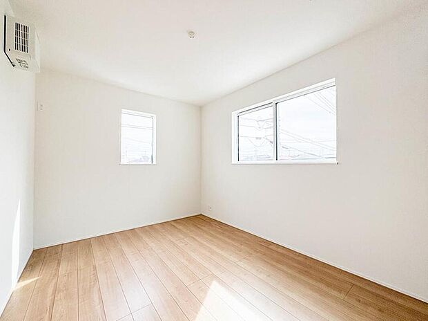 【リビング以外の居室】シンプルにデザインされた室内。家具やレイアウトでお好みの空間に。(2号棟)