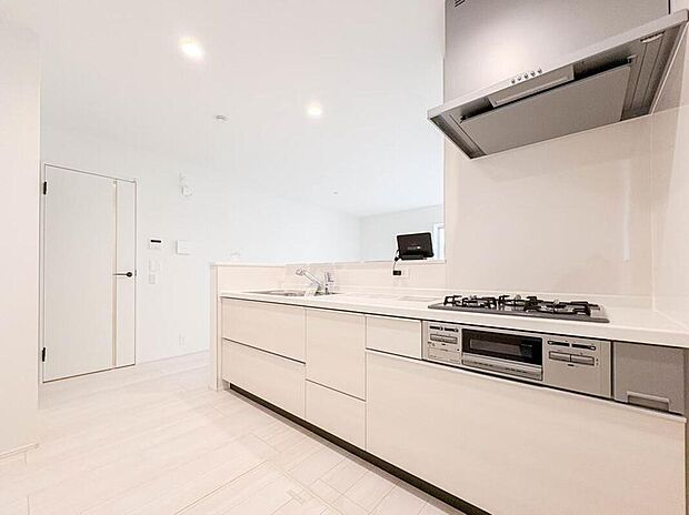 【キッチン】ナチュラルな自然光の中での調理。お洒落な食器類を余裕で収納できるスペース。動きやすい女性目線のキッチン動線。これからはお料理をつくる時間が劇的に変わります。(1号棟)