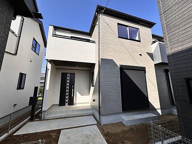 【現地外観写真】家族の温かさと陽光の暖かさ、楽しい毎日と明るい未来を予感させる「空間が織り成すひとつ先の住み心地」を演出します。