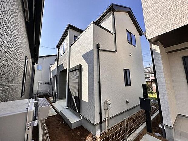 【現地外観写真】堂々たる趣ながら、主張し過ぎずどこか余裕を感じさせるシャープなフォルムで佇む邸宅は、晴天の空と照らし合わせる事で、本来あるべき完成形の姿を見せてくれます。