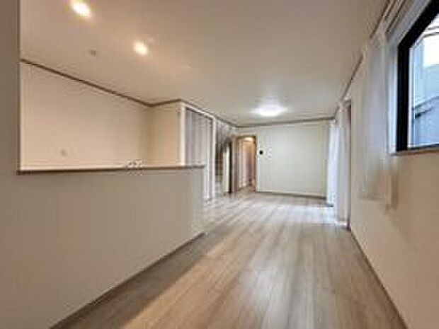 【リビングダイニング】【LDK15.25帖】すっきりとした設計で、空間には自然な落ち着きが広がります。居心地のよい空間は、家事や趣味、子育ての時間にも心地よい集中をもたらしてくれます。