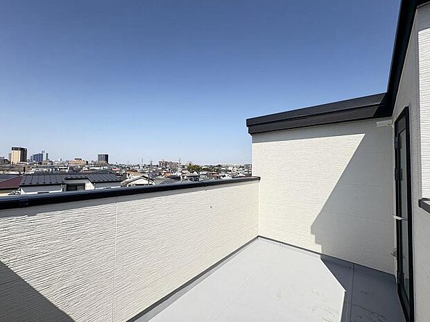 【【1号棟 屋上バルコニー】】全棟に設けた開放的なプライベート空間!・照明と電源コンセントも完備