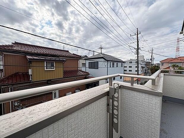 【住戸からの眺望】朝の澄んだ空気や、夕方に吹く清々しい風を五感で感じられるバルコニー。