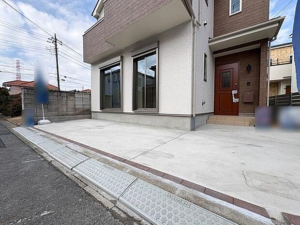 【駐車場】毎日の生活にマイカーが必須という方は、購入を検討する際、駐車場があることは大事な条件です。毎日の通勤や家族の送迎、買い物やお出かけなどクルマのある暮らしを満喫したい方は要チェック。
