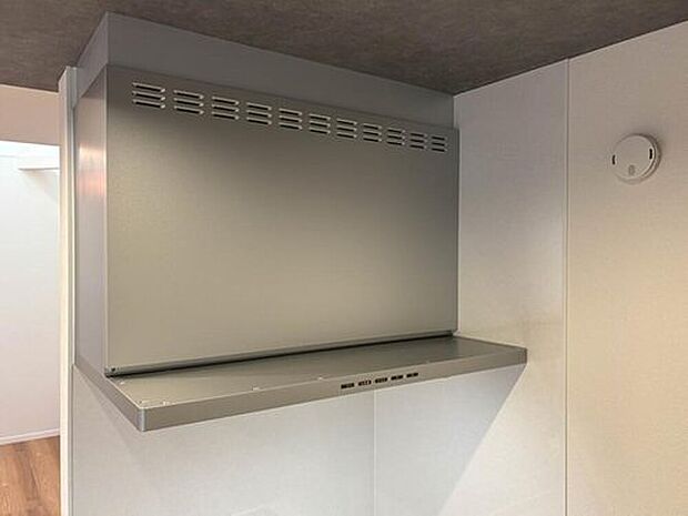 【【レンジフード】】調理の際に発生する汚れた空気（二酸化炭素、油煙、水蒸気、ニオイなど）を、ダクトを通して屋外に排出しています。