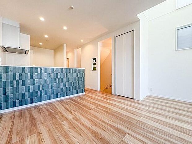 【リビング】【LDK17.62帖】忙しい朝でも家族揃って食事をしたいゆとりあるダイニングスペース。