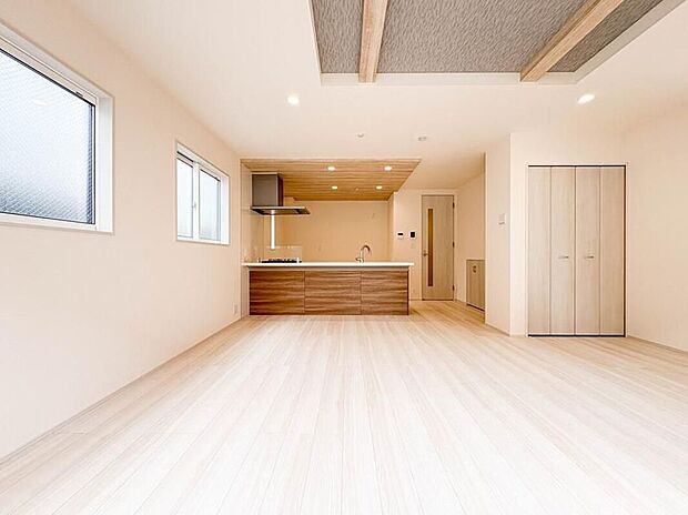 【【リビングダイニング】】シンプルなデザインの家は風情がある。住む人のこだわりを感じる。外観も内装もいたってシンプル。居心地がよく、家事や趣味、子育てなどにも集中できる。