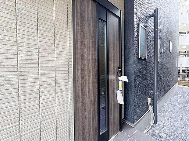 【【玄関】】玄関はおうちの顔と言われます。玄関アプローチは、外観デザインの印象を左右します。ご家族の個性を出しながら、素敵な玄関でお客様をお迎えしてください。