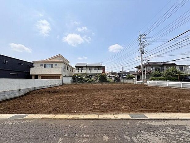 【現地外観写真】駐車並列1~2台(車種限定)南道路! 徒歩10分圏内にスーパーやドラッグストア、コンビニのある生活環境