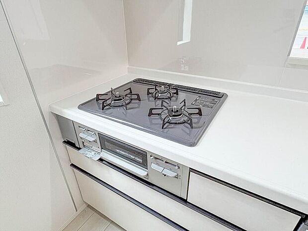【【三口コンロ】】奥さま目線で考え、調理に重宝する三口コンロをシステムキッチンに採用、ワイドな洗い場も設けも野菜や食器を洗うのを便利にしました。