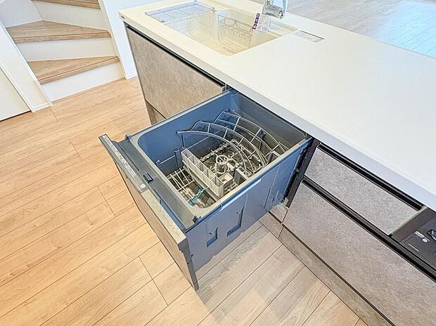 【【ビルトイン食器洗乾燥機】】食洗機は高温のお湯や高圧水流で汚れを効果的に落とし殺菌効果も期待できます。
