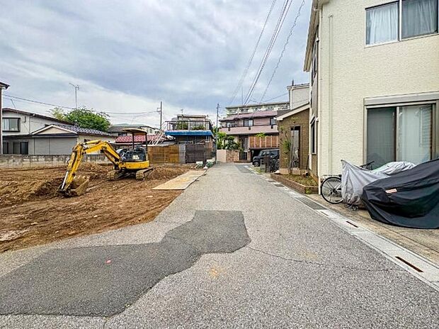【【前面道路】】車の通行が少ないので、静かな住環境を維持することができます。