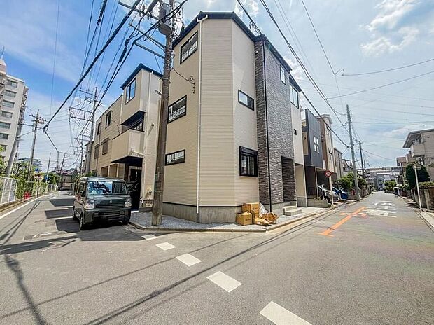 【【前面道路】】北西側約4.4m、北東側約4.5mともに公道に接してますが、車通りも少ないためお子様にも安心です。