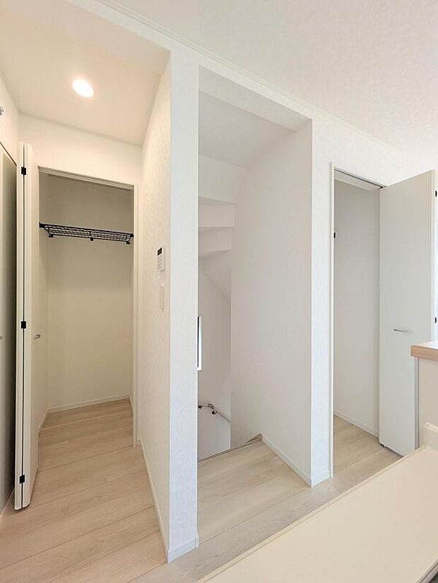 【キッチン横パントリー】
本邸宅には奥様にも安心して頂ける様、パントリーをご用意いたしました。お買い物のストック分やその他の収納など、大容量の収納スペースとなっております。是非、現地をご確認下さい。