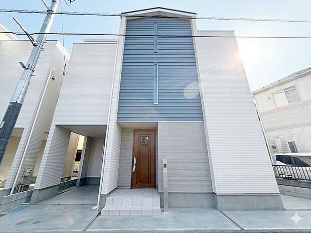 落ち着いた色調のツートンカラー。都市型3階建ての洗練されたフォルムが街並みに映えます 。