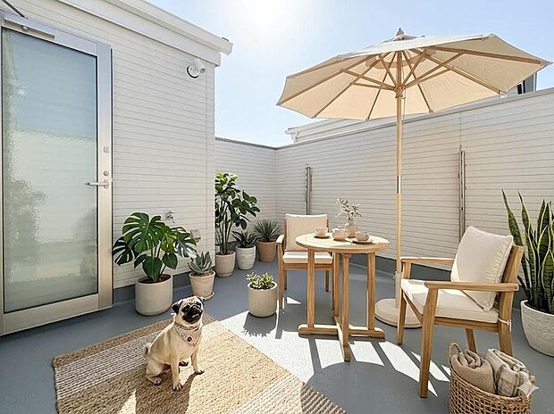 外の刺激が苦手なワンちゃんも、高い囲いに守られたバルコニーなら安心して遊べます。地面の熱を気にせず、清潔な環境で毎日リフレッシュ。愛犬とのびのび過ごせる理想のテラスライフ。※家具はCG加工しています。