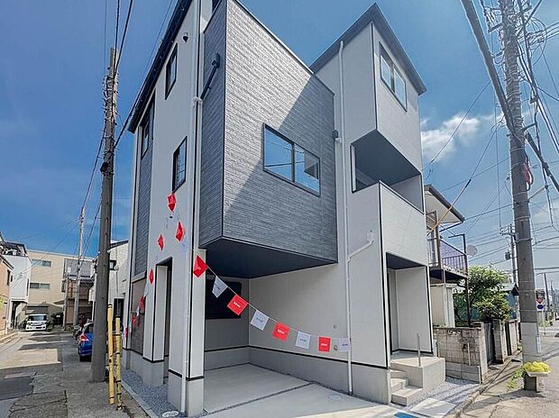住む人を映し出す洗練された佇まいは、いつまでも輝き続けながらいつしか街の風景に溶け込んでいきます。