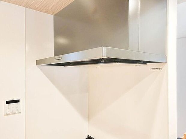 【レンジフード】昨今主流のスリムタイプのレンジフード。そのスタイリッシュな見た目から、インテリアとしても高い人気がある型です。また、スリム型の大きなメリットとして、掃除のしやすさがあります。