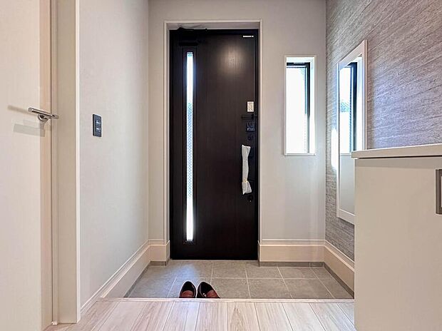 【玄関】今日も、明日も、この街で、きっと誰かがしあわせになる物語が描かれていくはずです。毎日の何気ない『いってきます』『ただいまに』幸せを感じられる、そんな住まいのもっと先へ…