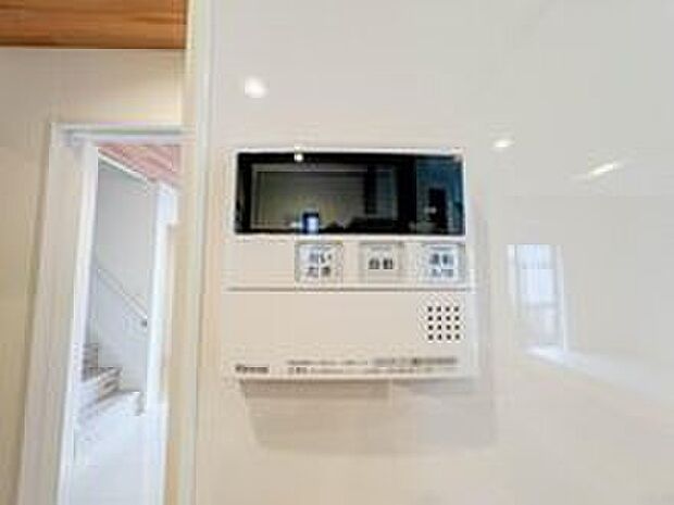 【オートバス】お風呂場と台所に操作リモコンがあり、キッチン近くにある給湯リモコンは、お料理の最中でもリビングで寛いでいるなかでもボタン一つで簡単に沸かせて便利ですね。