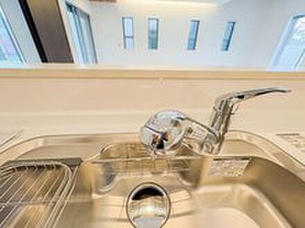 【浄水器一体型水栓】クリアな水が毎日使え、見た目にもスマートな浄水器一体型。お米を炊いたりする際には浄水機能をつかうこともできて、人気の商品です。