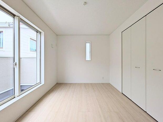 【リビング以外の居室】お子様の心と身体を見守る子供部屋として、思春期のプライバシーを重視したり、成長に合わせて机やベッドを自由にレイアウトできるようにと、小さな自立心を育むお部屋作りを見越してご覧下さい。

