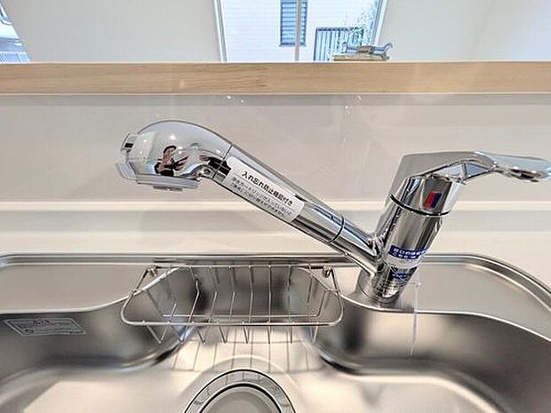 【浄水器一体型水栓】クリアな水が毎日使え、見た目にもスマートな浄水器一体型。お米を炊いたりする際には浄水機能をつかうこともできて、人気の商品です。

