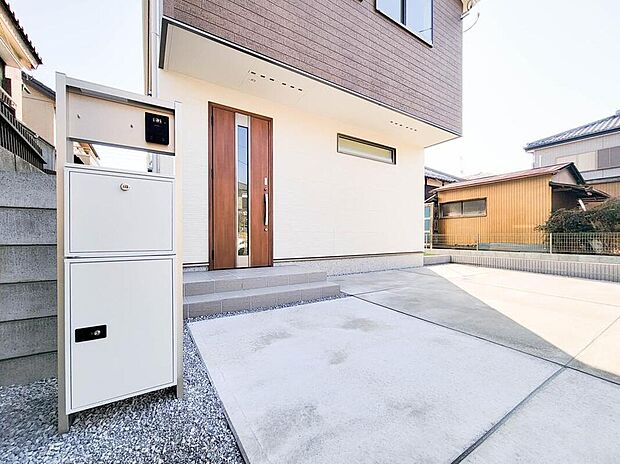 【玄関】ゲストを招き、家族を迎える玄関は、毎日の帰宅した時の安心と喜びを生む、ディスプレイや照明にこだわってみてはいかがでしょうか。