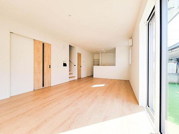 【リビング】インティメイトなくつろぎを愉しむリビングルームはひそやかな憩いの場となります。リビングとダイニング、2つの空間機能を活かし、巧みに使い分ける発想が、ライフスタイルに新しいゆとりをもたらします。