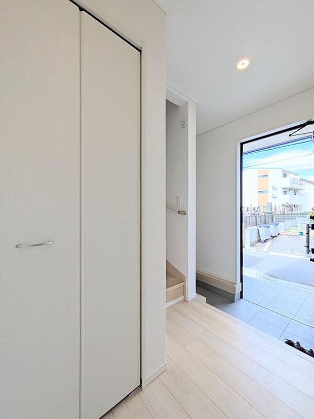 【玄関】利便性と快適性を生む玄関には拘りました。毎日、みんなを見送り、そして迎え入れる場所だから。帰りたくなる家をテーマに設計してみました。いつも「人」と「家」の間に…。