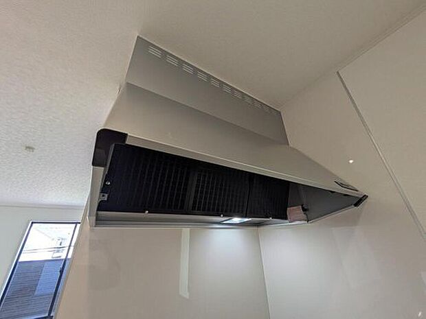 【レンジフード】昨今主流のスリムタイプのレンジフード。そのスタイリッシュな見た目から、インテリアとしても高い人気がある型です。また、スリム型の大きなメリットとして、掃除のしやすさがあります。