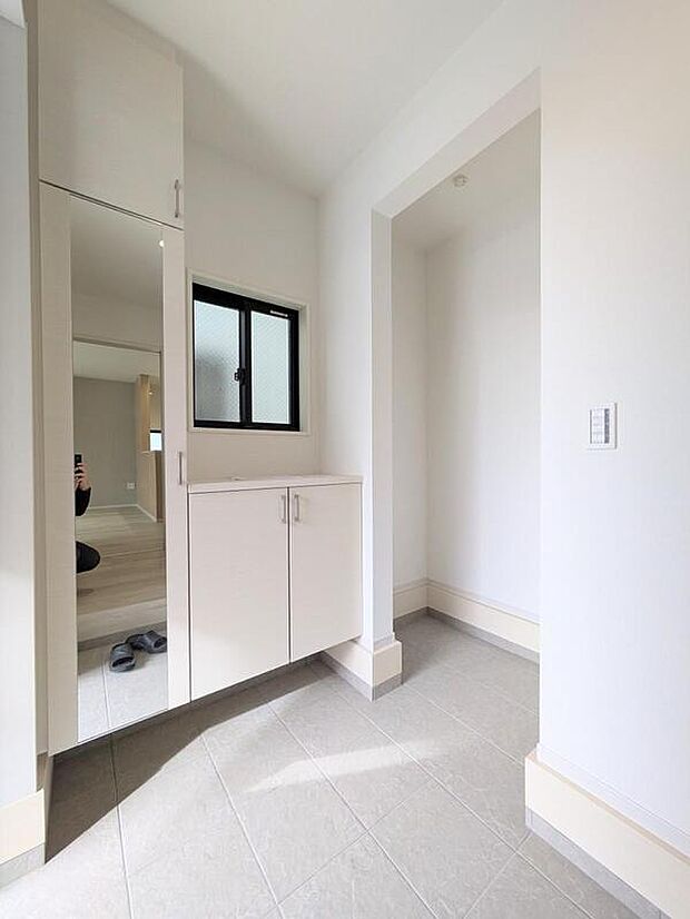 【玄関】利便性と快適性を生む玄関には拘りました。毎日、みんなを見送り、そして迎え入れる場所だから。帰りたくなる家をテーマに設計してみました。いつも「人」と「家」の間に…。