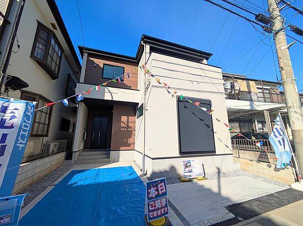 【玄関】明るくコントラストのある、開放感と清潔感を兼ね備えた玄関。設計士のキメ細やかさがこの邸の魅力の一つです。