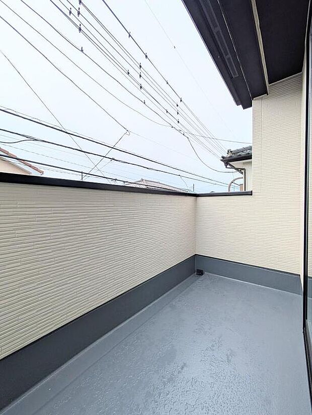 【 バルコニー】頬をなでる優しい風を感じることが出来るバルコニー。つい深呼吸をしたくなる気持ちの良い眺望はこのお部屋の自慢です。もちろんお洗濯物を干すスペースとしても十分な広さがあります。