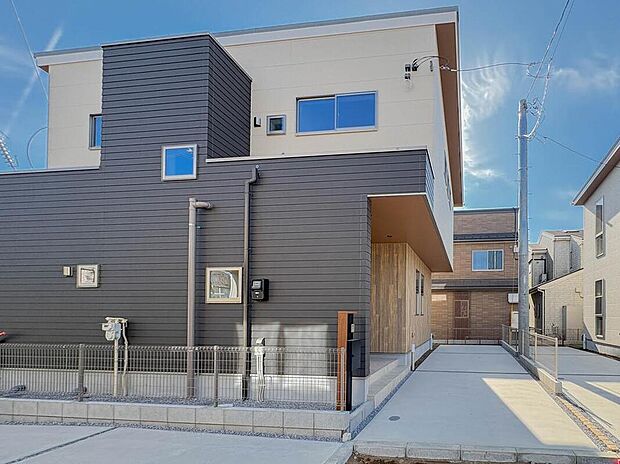 【現地外観写真】ハイセンスな空間とともに、対照的な成熟した街並みを併せ持つことも、この邸の大きな特徴です。素敵な新生活の始まりを、本邸宅で迎えてみてはいかがでしょうか。