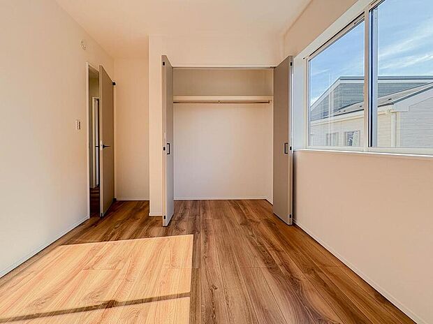 【リビング以外の居室】窓からたっぷりと陽光が注がれる明るい空間。家族の成長に対応できる永住仕様の間取り。一日の疲れを癒やしてくれる、時を忘れて過ごせる空間。