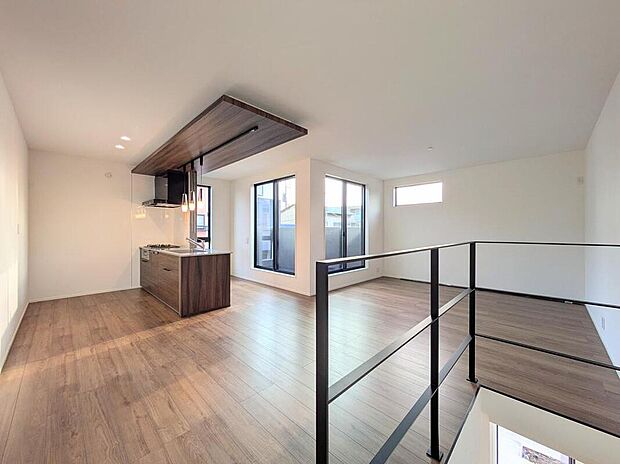 【リビング】1号棟【LDK19帖】
ここにはみんなが集い、食事と楽しい会話が始まる。話に夢中になりすぎて、ついつい時を忘れ夜半過ぎになってしまう。そんな幸せを感じさせてくれる場所となることでしょう。