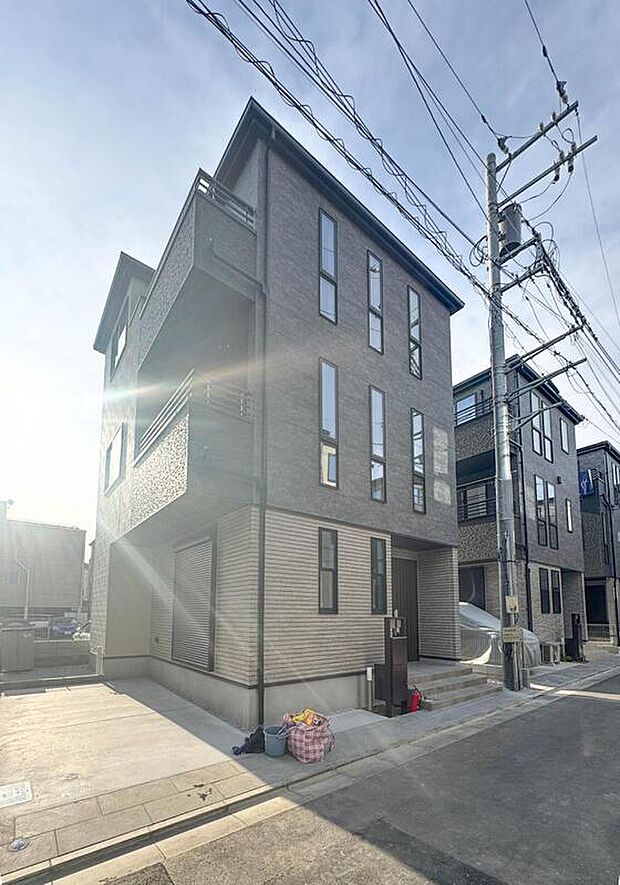 【現地外観写真】住空間を創造するかの様に荒々しくも繊細さを忘れない見事なコントラストが、住むほどに魅力の深みへと誰しもを誘います。「静」と「動」「暗」と「明」を見事に具現化した幻想的なマテリアルを是非ご堪能下さい。