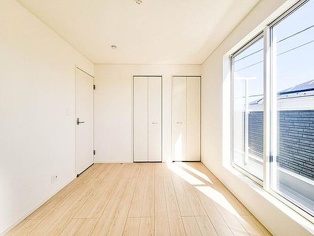 【リビング以外の居室】窓からたっぷりと陽光が注がれる明るい空間。家族の成長に対応できる永住仕様の間取り。一日の疲れを癒やしてくれる、時を忘れて過ごせる空間。

