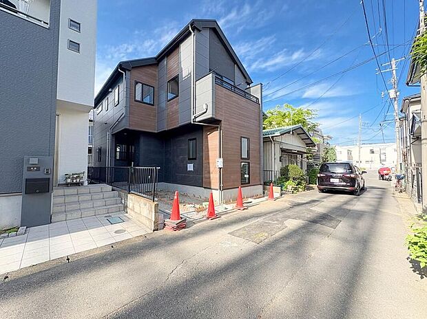 【現地外観写真】方角や時間帯の違いで日当たりがどう変化するか、周辺の道路や学校、お店や道路 の音など、家の中で静かに過ごせるかチェックできるのも、完成済みならでは。
