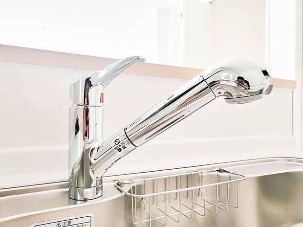 【浄水器一体型水栓】クリアな水が毎日使え、見た目にもスマートな浄水器一体型。お米を炊いたりする際には浄水機能をつかうこともできて、人気の商品です。
