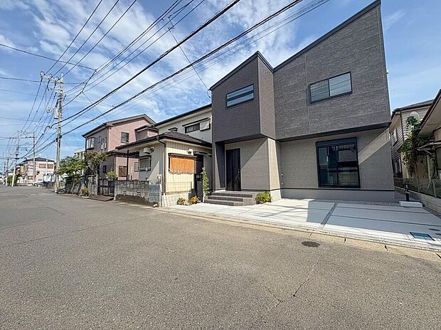 【前面道路含む現地写真】車通りは少なく落ち着いた住環境です。