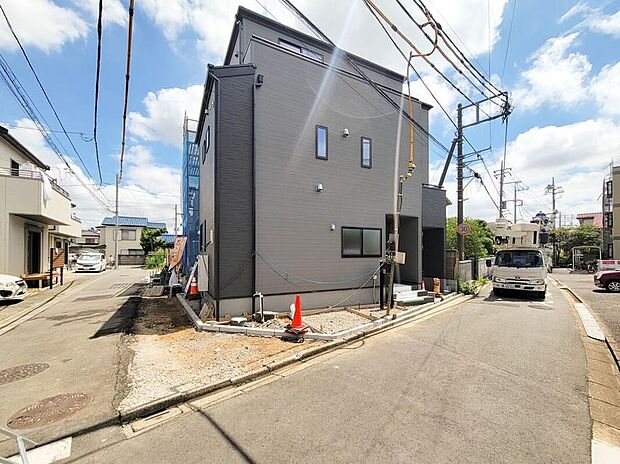 【現地外観写真】住まう人たちに与えられるゆとりある生活と受け継がれる資産。日常から生み出される時の隙間は家族で過ごすための新しくかけがえのない時間。