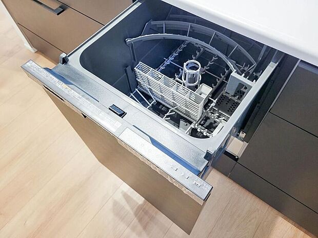 【ビルトインタイプ食器洗乾燥機】通常の手洗いでは使用出来ないほど高温のお湯や高圧水流を使うことにより汚れを効果的に落とすことができる。殺菌効果が非常に高く哺乳瓶などを使う家庭で需要が高く大変便利。