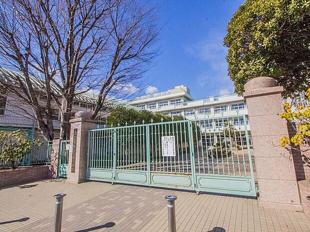 さいたま市立大久保小学校(約353m)