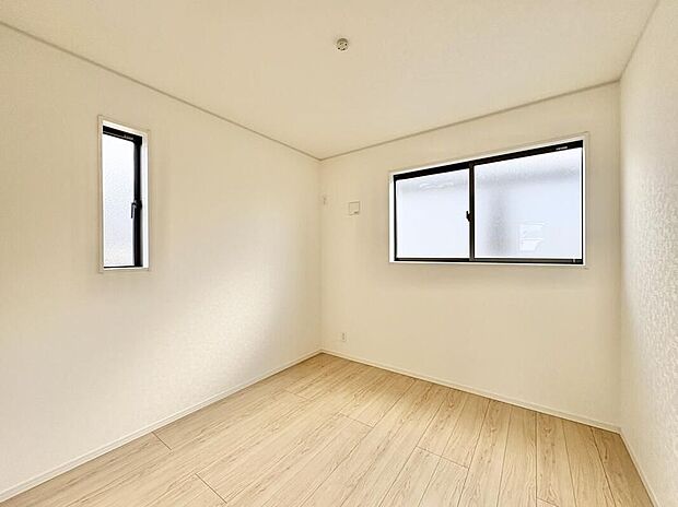 【リビング以外の居室】シンプルな室内は、明るい住空間を造り出すだけでなく、自身でカスタマイズする充実感をもたらしてくれます。