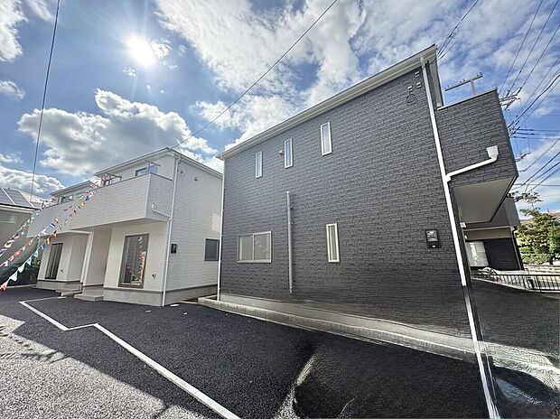 【現地外観写真】忙しく過ぎゆく日常を置き去るほど、ゆったりした時間が流れる住環境です。『快適』は「家」と「街」と「環境」が調和した時に訪れるのだと改めて感じさせてくれます。
